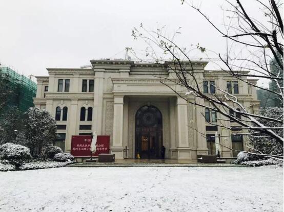 初雪覆盖下的法国学院派建筑,这个楼盘美的不