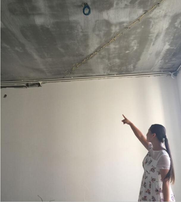 新房天花板开裂渗水 业主质疑房屋质量问题-毒