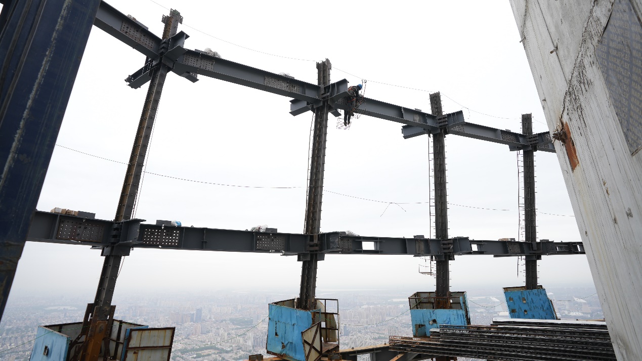 “强省会”加速度 428米绿地国金中心外框钢结构实现封顶_中国网地产