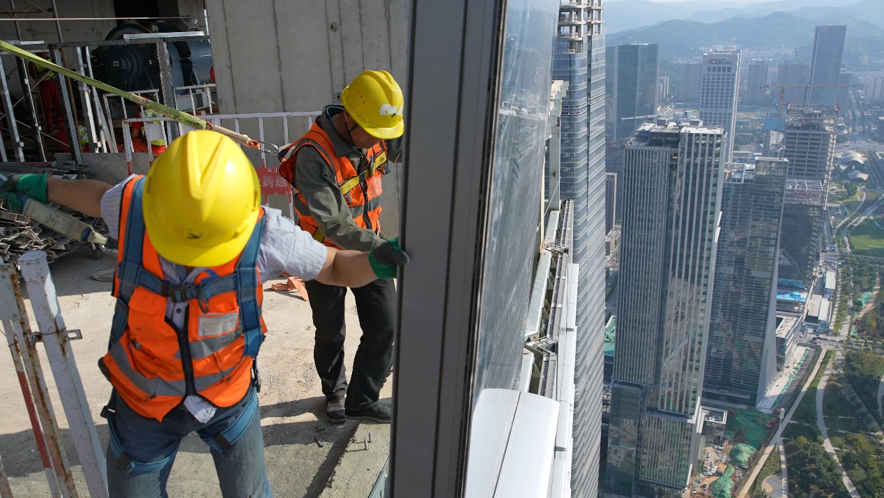 “强省会”加速度 428米绿地国金中心外框钢结构实现封顶_中国网地产